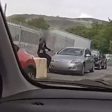 Αστυνομικός στην Αγγλία ανέβηκε σε διερχόμενο αυτοκίνητο για να καταδιώξει ύποπτο