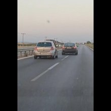 Αυτοκίνητο μέση του δρόμου