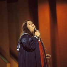 Η Cass Elliot, γνωστή ως Mama Cass και μέλος των Mamas and the Papas, κατά τη διάρκεια τηλεοπτικής εμφάνισής της στο Λονδίνο, περίπου το 1968
