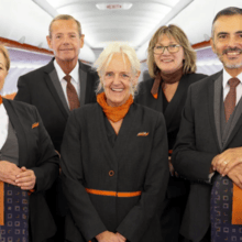 Γιατί η easyJet προσλαμβάνει αεροσυνοδούς άνω των 50 ετών - Οι εταιρείες που ανακαλύπτουν τους «queenagers»