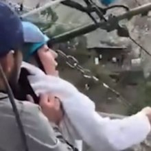 Εξοργιστικό βίντεο: Ανάγκασαν τουρίστρια να πηδήξει σε φαράγγι 80 μέτρων -Γελούσε ο σύζυγός της, ξεκίνησε έρευνα