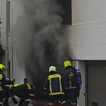 Αναστάτωση στην Ακρόπολη: Φωτιά με εκρήξεις σε υβριδικό όχημα μέσα σε πάρκινγκ