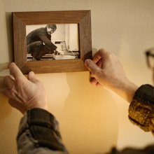 Αντίο στην παραδοσιακή διάταξη των κορνίζων στο σπίτι -Oρίστε η νέα τάση για τις φωτογραφίες