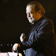 Η στιγμή που ο Γιάννης Πάριος αποχαιρετά τον Γιώργο Μαζωνάκη: «Αυτό ήταν το τραγούδι της ζωής σου»