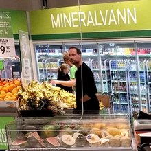 Ο βασιλιάς Χάακον ψωνίζει σε σούπερ μάρκετ