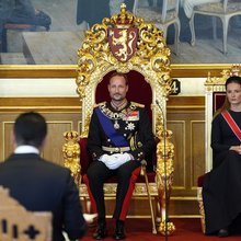 Ο Χάακον ορκίστηκε επίσημα βασιλιάς της Νορβηγίας -Στο πλευρό του η διάδοχος Ίνγκριντ Αλεξάνδρα, απούσα η Μέτε-Μάριτ, δείτε εικόνες