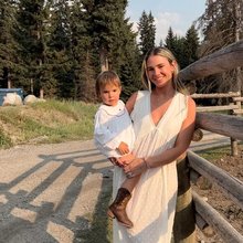 Η influencer Μπρίτζετ Λεβίν με την κόρη της 
