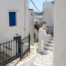 Υμνοι της Le Figaro για ελληνικό νησί: Διαχρονικό και άγριο, με κυβώσχημα κτίσματα και δαιδαλώδη σοκάκια