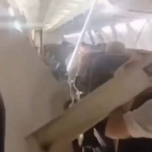Πανικός στον αέρα: Boeing 737 διαλύεται αμέσως μετά την απογείωση -Τμήμα της οροφής έπεσε πάνω στους επιβάτες