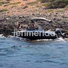 Βίντεο: Στα βράχια στις Φλέβες κατέληξε ενοικιαζόμενο σκάφος με δύο Ισραηλινούς -Σε εξέλιξη επιχείρηση απεγκλωβισμού [εικόνες & βίντεο]