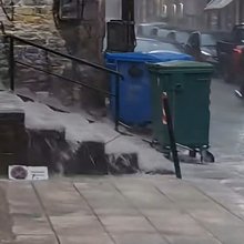Σε εξέλιξη η κακοκαιρία: Πλημμύρισαν δρόμοι στην Καβάλα, σκοτείνιασε ο ουρανός στα Τρίκαλα [βίντεο]