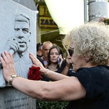 Παύλος Φύσσας: Πορεία για τα 13 χρόνια από την δολοφονία του: Με ένα τριαντάφυλλο στο μνημείο του η μητέρα του [εικόνες και βίντεο]