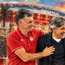 O Χοσέ Λουίς Μεντιλίμπαρ υποδέχεται τον Ιμανόλ Αλγκουαθίλ στο νέο Καραϊσκάκη δίπλα στην προτομή του