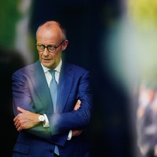 Ο Φρίντριχ Μερτς με σταυρωμένα χέρια