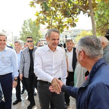 Στον Ασπρόπυργο ο Μητσοτάκης: Συναντήθηκε με τον δήμαρχο -Βλέπει πολίτες και καταστηματάρχες [εικόνες]