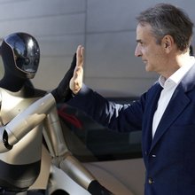 Ο πρωθυπουργός Κυριάκος Μητσοτάκης ξεναγήθηκε στα κεντρικά γραφεία και τα εργαστήρια της εταιρείας τεχνολογίας και προηγμένης κατασκευής Tesla στο Πάλο Άλτο της Καλιφόρνια