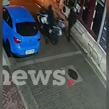 Ραφήνα: Η στιγμή που δύο άνδρες κλέβουν μηχανή μεγάλου κυβισμού ανενόχλητοι