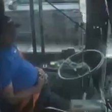 Βίντεο-σοκ από τρομακτικό τροχαίο στις ΗΠΑ: Οδηγός λεωφορείου αποκοιμήθηκε και κατέληξε σε δέντρο