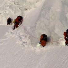 Oρειβάτες σκαρφαλώνουν στην διάσημη κορυφή Κ2