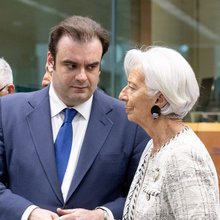Ο πρόεδρος του Eurogroup, Κυριάκος Πιερρακάκης, αριστερά, συνομιλεί με την πρόεδρο της Ευρωπαϊκής Κεντρικής Τράπεζας (ΕΚΤ), Κριστίν Λαγκάρντ, κατά τη διάρκεια στρογγυλής τραπέζης των υπουργών Οικονομικών της Ευρωζώνης