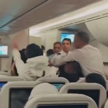 Επιβάτες πιάστηκαν στα χέρια κατά τη διάρκεια πτήσης προς Λονδίνο