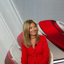 Η Ράνια Τζίμα άλλαξε τα μαλλιά της -Πιο σκούρα απόχρωση και το κούρεμα που κάνει θραύση