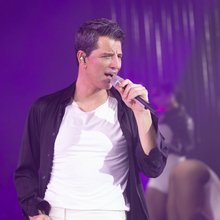 Σάκης Ρουβάς: Η συγκινητική αφιέρωση στον Γιώργο Μαζωνάκη στη σκηνή -«Η απώλεια ενός μεγάλου φίλου»