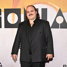 Ο πιο hot κωμικός αυτή τη στιγμή στο Χόλιγουντ είναι ένας Έλληνας: Ποιος είναι ο Σταύρος Χαλκιάς