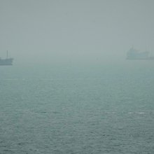 Πετρελαιοφόρα και εμπορικά πλοία στα Στενά του Ορμούζ