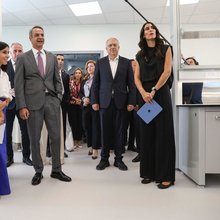 Ο πρωθυπουργός και ο Τάκης Θεοδωρικάκος κατά την επίσκεψη στο Athens LifeTech Park 