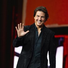 Ξαφνιάζει ο Τομ Κρουζ: Ποζάρει γυμνόστηθος στο εξώφυλλο περιοδικού, διχάζει τους θαυμαστές του