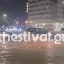 Σφοδρή βροχόπτωση έπληξε χθες βράδυ τη Θεσσαλονίκη - Οι δρόμοι έγιναν ποτάμια [βίντεο]