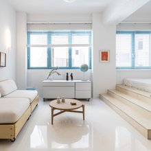 σκάλα καθιστικό καναπές παράθυρα 