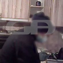 Η 41χρονη στην κουζίνα του σπιτιού του στρατιωτικού γιατρού