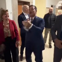 Ο Άδωνις Γεωργιάδης φωνάζει συνθήματα για τη ΔΑΠ - ΝΔΦΚ