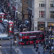 Κίνηση οχημάτων και πεζοί στην διάσημη Oxford Street του Λονδίνου