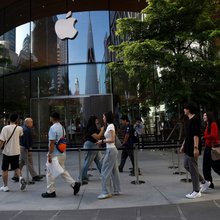 Ουρές έξω από κατάστημα της Apple για το νέο iPhone Duo 