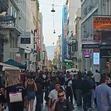 Κοσμοσυρροή στην Ερμού χάρη στην υψηλή θερμοκρασία