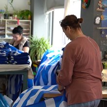 Μια ματιά στη βιοτεχνία της οικογένειας Κοκκώνη: Εκεί όπου ράβονται σημαίες, λάβαρα και είδη παρέλασης