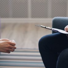 Όταν ο ψυχίατρος δεν μπορεί να «ακούσει» τον ασθενή: Πώς η απώλεια ακοής μπορεί να δυσκολέψει ακόμη και τη διάγνωση