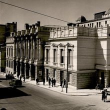 είσοδο του Βασιλικού Θεάτρου, επί της Αγίου Κωνσταντίνου