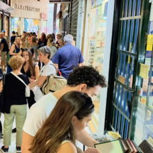 Μία στοά στο κέντρο με χρωματοπωλεία και μαγαζιά με φωτιστικά και φερμουάρ γέμισε έργα τέχνης -Δείτε εικόνες