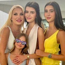 Λάουρα Λάτσιου: Η κόρη της Ελένης Μενεγάκη με σουέτ πανωφόρι από τα Zara που ταιριάζει με όλα