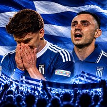 Ο Χρήστος Τζόλης και Ο Μανώλης Σάλιακας με φόντο τη σημαία της Εθνικής Ελλάδος