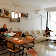 Δύο εικαστικοί μας άνοιξαν τις πόρτες τους διαμερίσματός τους στην Ηλιούπολη: Σπάνια έπιπλα, έργα τέχνης και design με ιστορία