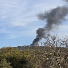 Φωτιά σε αποθήκη στον Μαραθώνα: Ισχυρές δυνάμεις στο σημείο, επιχειρεί και ένα ελικόπτερο