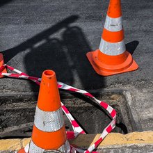 Απίστευτο: Εκλεψαν 23 καπάκια φρεατίων από έναν δρόμο στον Πειραιά, συναγερμός στην Τροχαία για την ασφάλεια πεζών και οδηγών