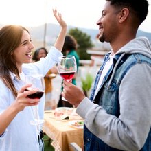 Τέλος στα dating apps και τις εφαρμογές γνωριμιών; Η Gen Z τηλεφωνεί σε μπαρ και εστιατόρια για να βρει σύντροφο
