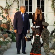 Halloween στον Λευκό Οίκο: Παιδάκια εμφανίστηκαν ντυμένα σοβιετικός στρατιώτης και μικρή Ρωσίδα