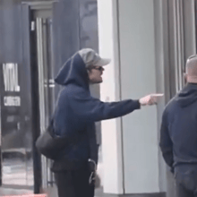 Ο Harry Styles τσακώθηκε με έναν «κυνηγό» αυτόγραφων στη Νέα Υόρκη